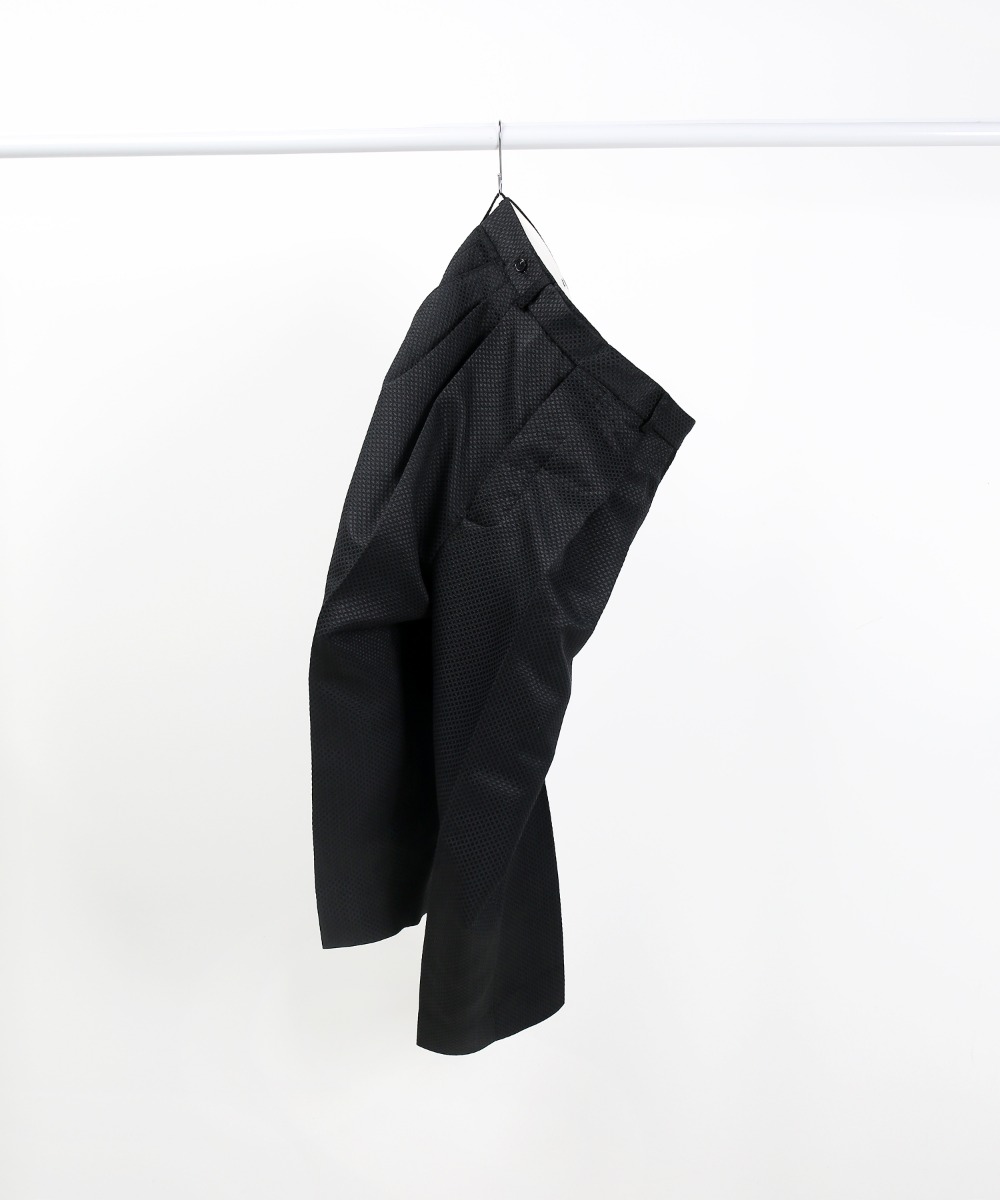 [distance] Black Silk Jacquard Two-Tuck Wide Taperd Pants