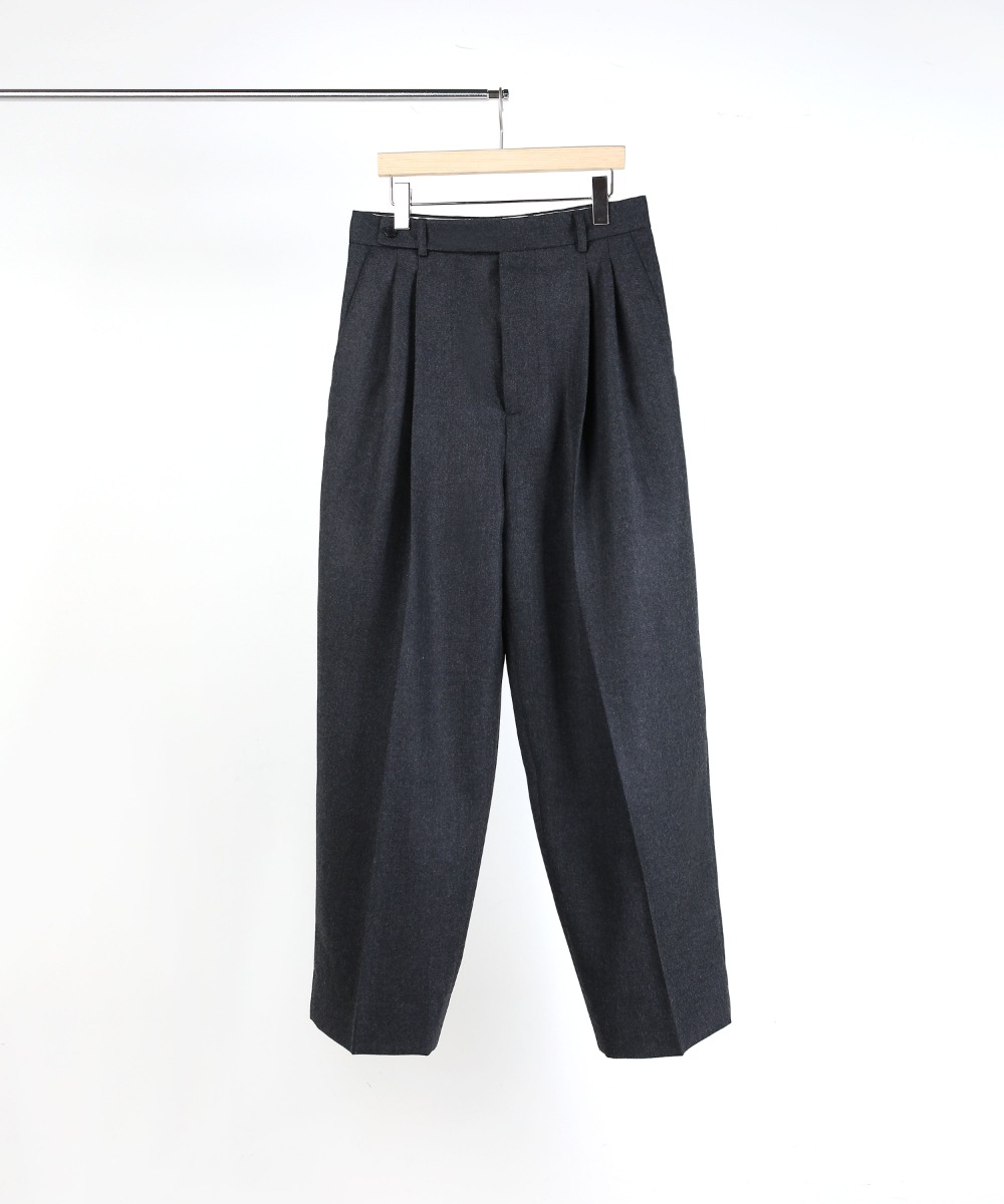 CHARCOAL TWO-TUCK WIDE PANTS 01